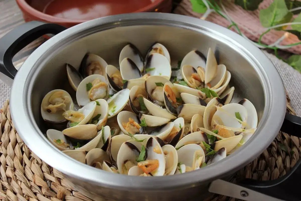 Almejas al ajillo recién hechas, humeantes y listas para disfrutar. Un plato sencillo pero lleno de sabor.