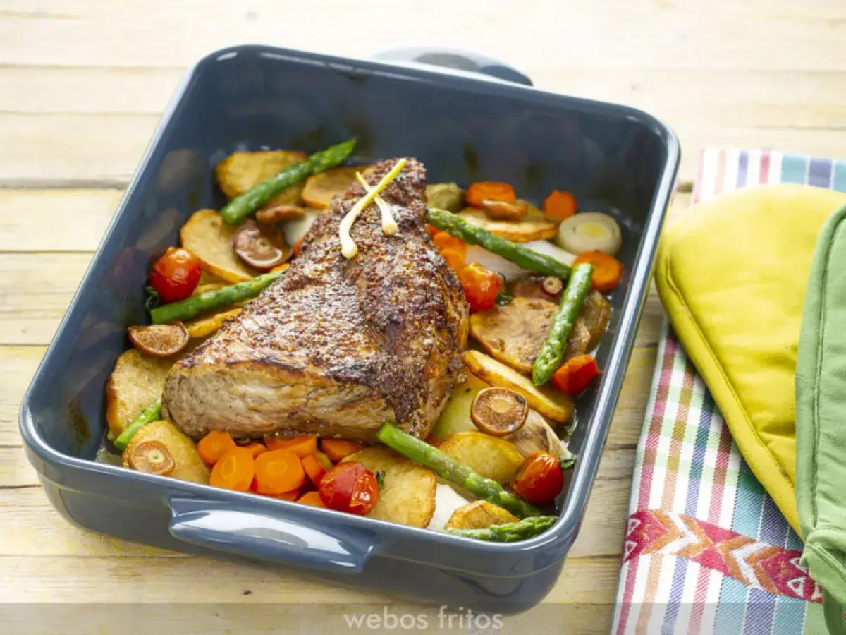 Rabadilla de ternera asada con patatas, zanahorias, espárragos y tomates cherry. Una de las rabadilla de ternera recetas más apetitosas.