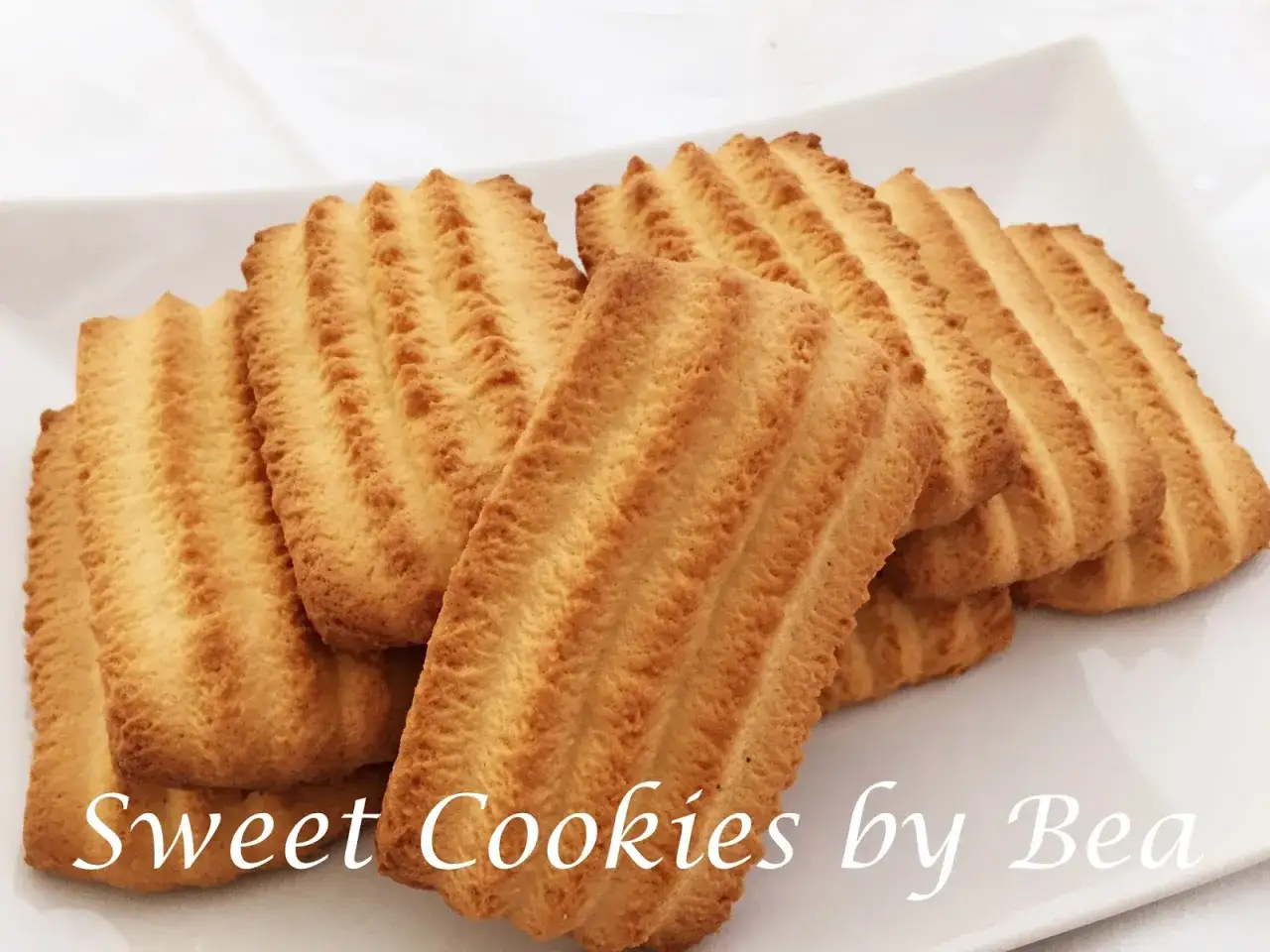 Galletas caseras de pueblo, doradas y con un diseño acanalado, perfectas para acompañar un café.