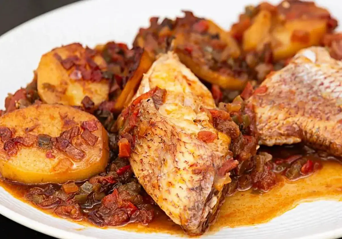 Sabrosa urta a la rote&ntilde;a con patatas y salsa de tomate y pimientos.