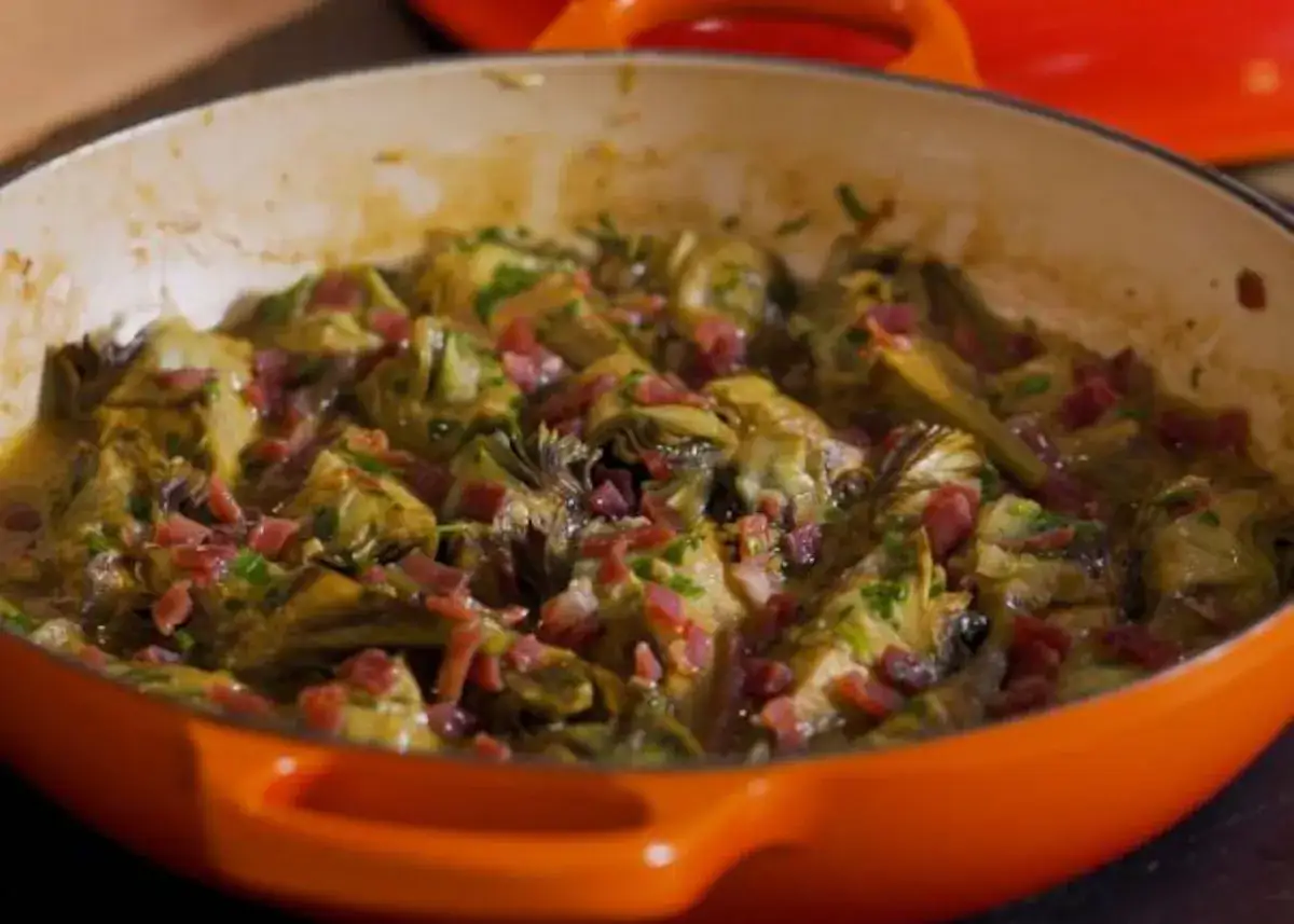 Guiso de alcachofas con trocitos de jamón, una de las muchas deliciosas alcachofas recetas.