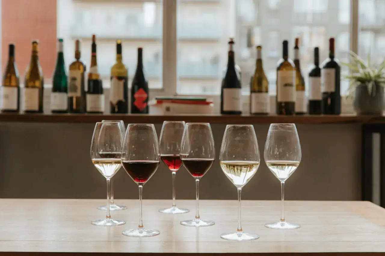 Copas de vino tinto y blanco listas para degustar. ¿A que sabe el vino? Descubre la experiencia.