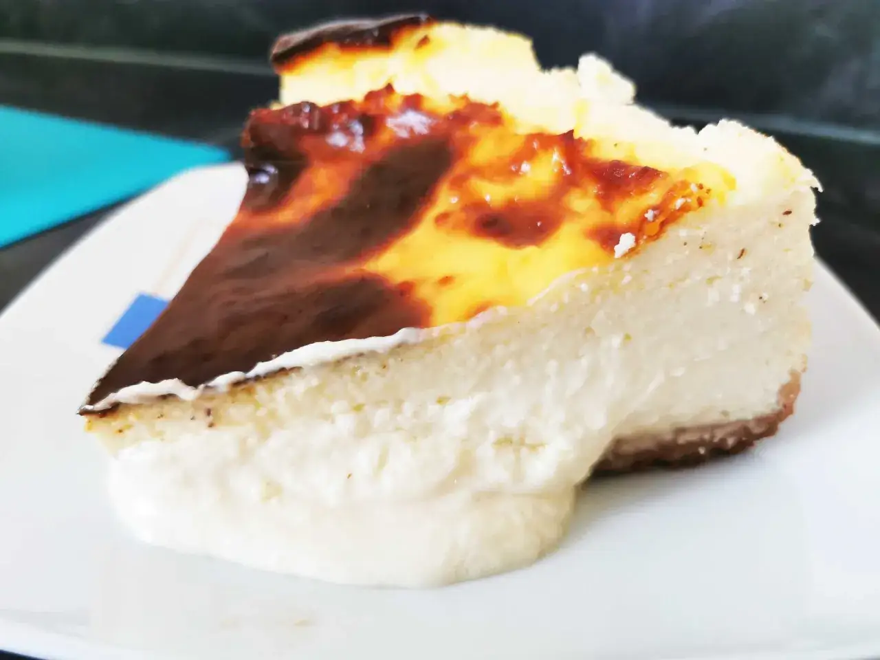 Tarta de queso cremosa, con la superficie dorada y ligeramente quemada, como la tarta de queso Eva Arguiñano.