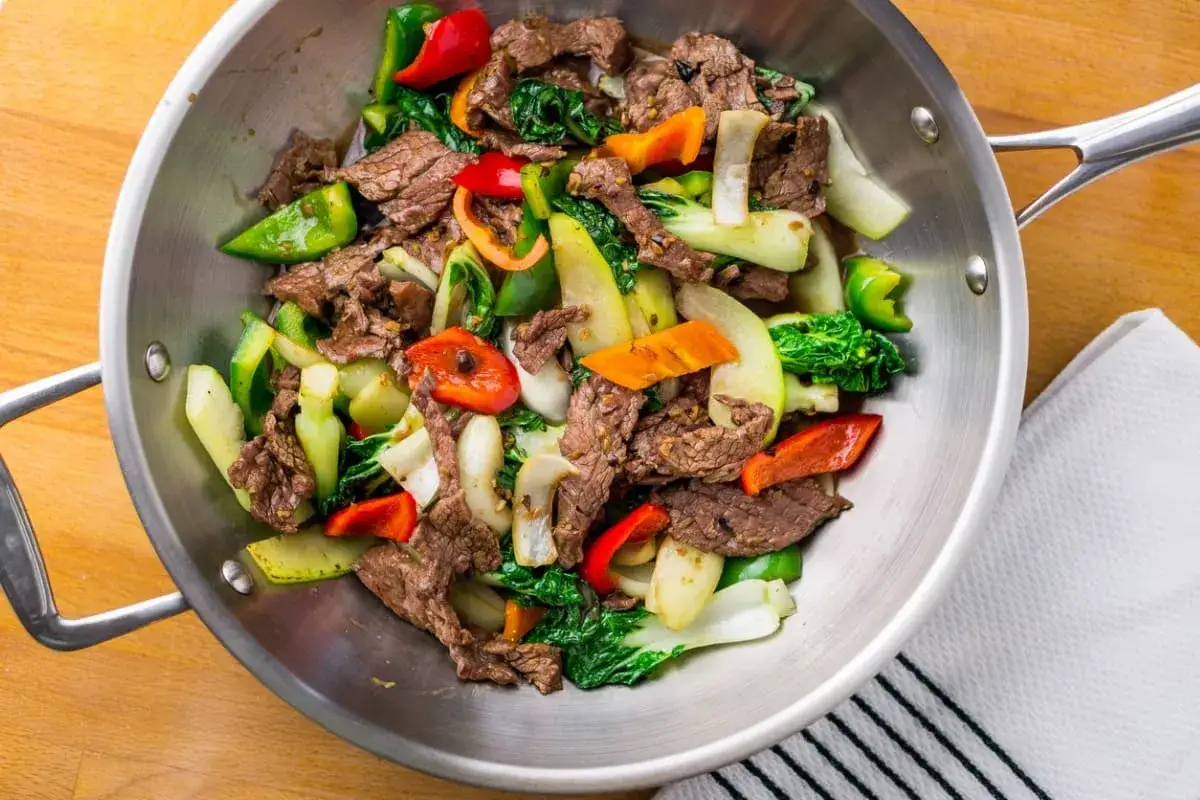 Salteado de carne con verduras coloridas, una opción saludable y deliciosa de carne para niños.