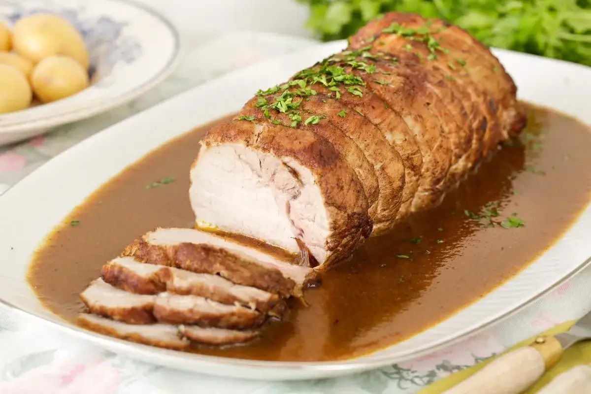 Jugoso rabillo de cadera al horno, cortado en rodajas y bañado en una rica salsa. Acompañado de patatas cocidas y perejil fresco.