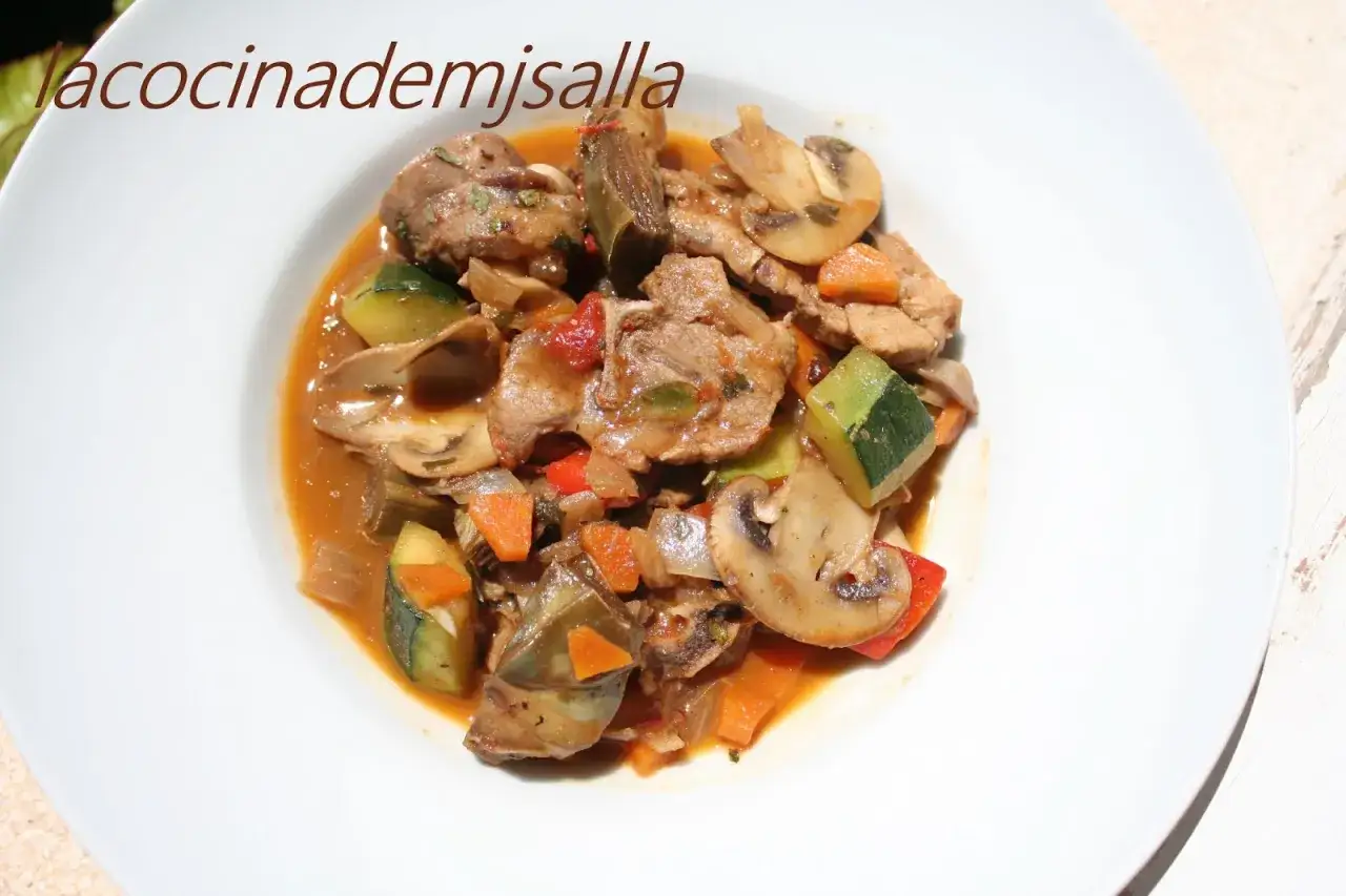 Saborea este delicioso cordero guisado, una receta tradicional llena de verduras como calabacín, zanahoria y champiñones.