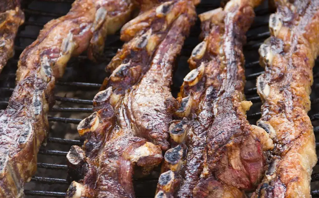 Costillas de ternera a la parrilla, jugosas y doradas. El onglet de ternera que parte es, se cocina lentamente.
