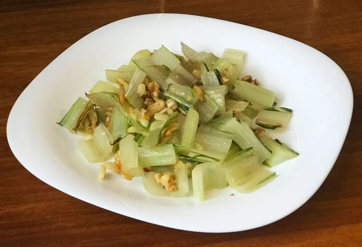 Deliciosas recetas con acelgas salteadas con nueces, un plato saludable y lleno de sabor.