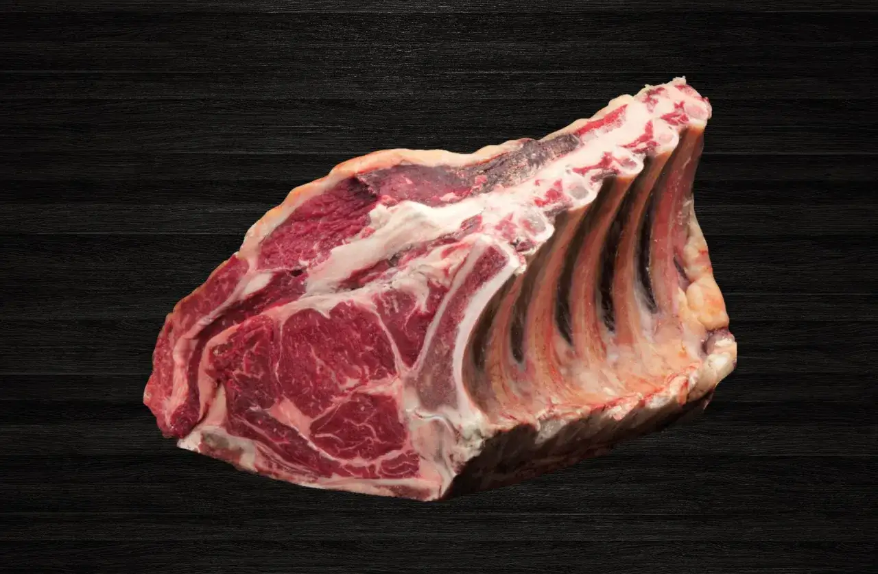 Un corte de lomo bajo con costillas, listo para asar. La carne roja, veteada de grasa, promete un sabor intenso.