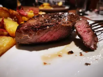 Un jugoso entrecot a la plancha, perfectamente cocinado, acompañado de patatas rústicas.