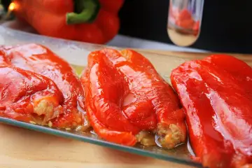 Pimientos asados en freidora de aire, jugosos y brillantes, listos para disfrutar.