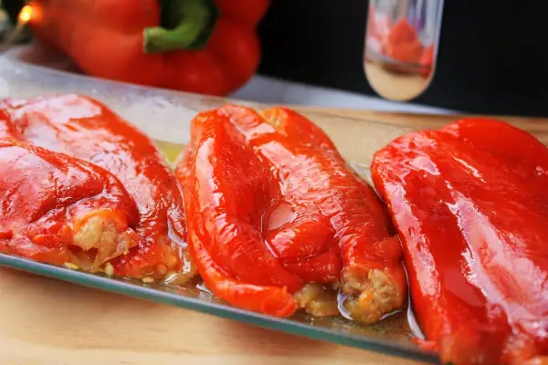 Pimientos asados en freidora de aire, jugosos y brillantes, listos para disfrutar.