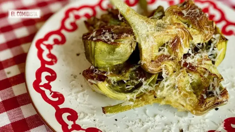 Alcachofas asadas con queso rallado, una deliciosa opción para tus recetas.