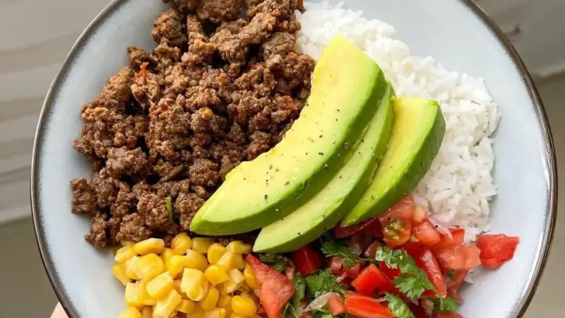 Bowl con arroz, maíz, pico de gallo, aguacate y la mejor carne para picar. ¡Una comida completa y deliciosa!