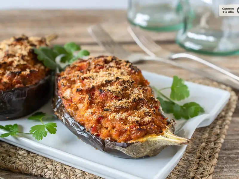 Berenjenas rellenas de atún, gratinadas y listas para disfrutar. Un plato casero y delicioso.